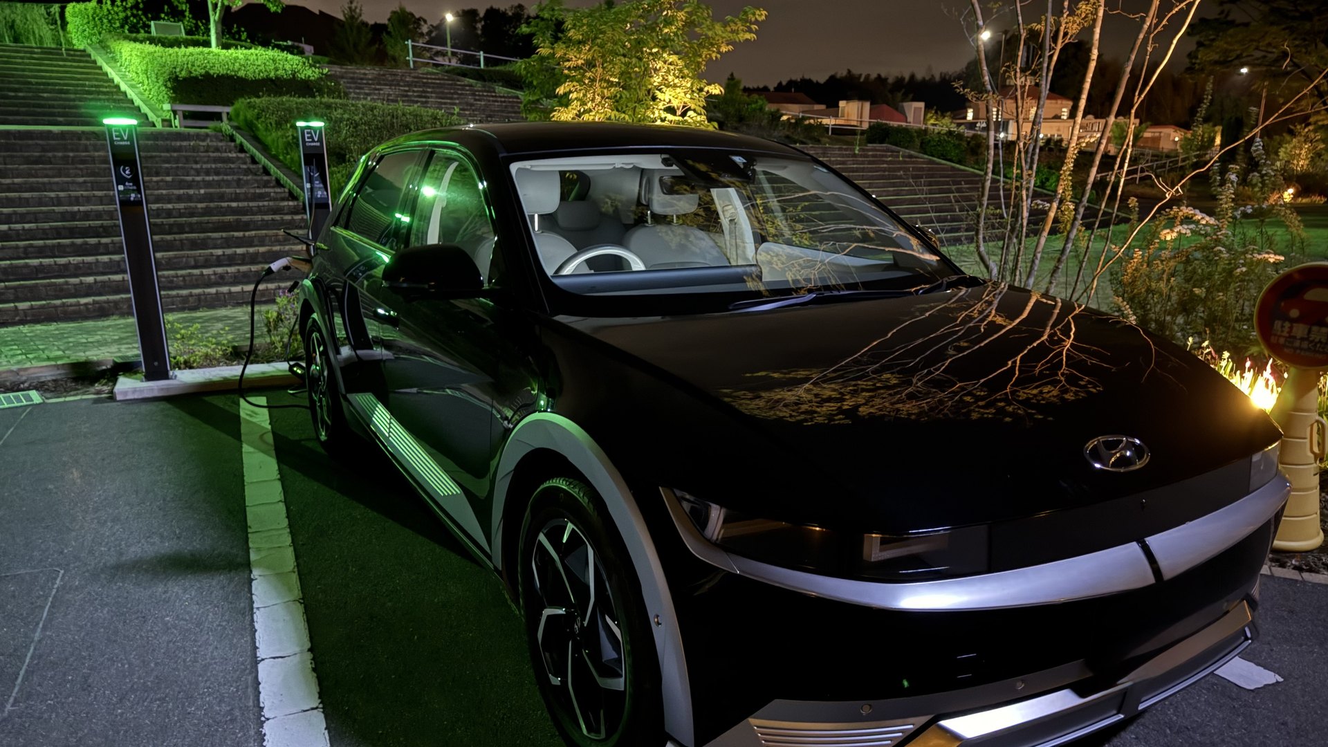 夜間に充電中のEV