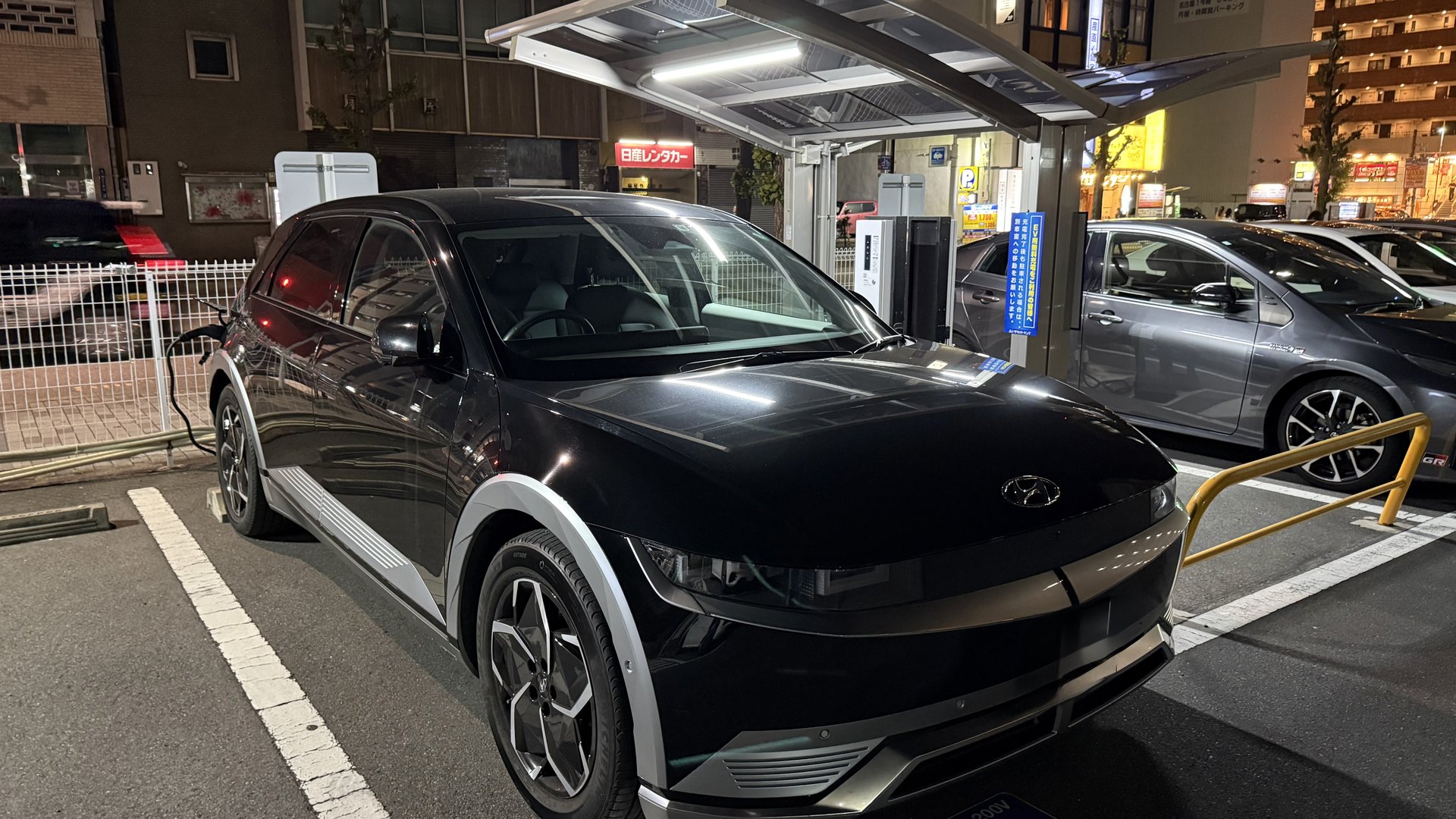 コインパーキングで普通充電中のEV